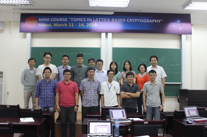 Mini-course "Topics in Lattice-Based Cryptography"