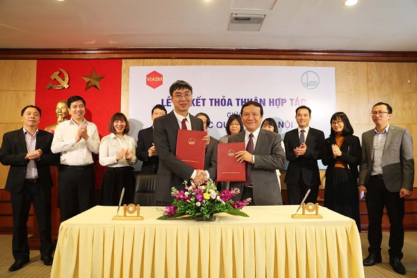 Signing ceremony between Vietnam National University, Hanoi and Vietnam Institute for Advanced Study in Mathematics
