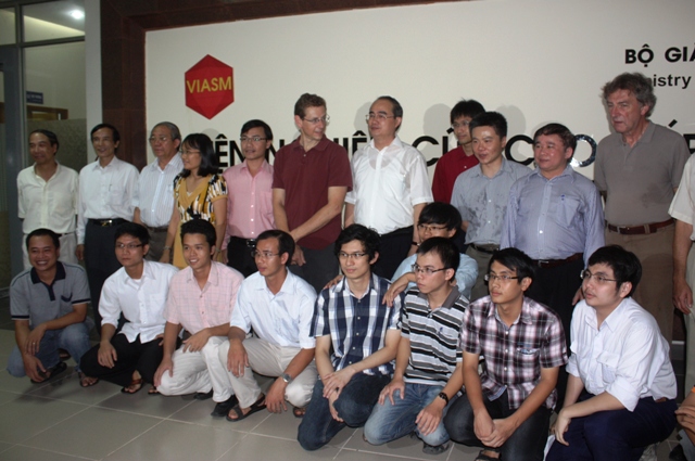 Phó Thủ tướng Nguyễn Thiện Nhân tới thăm và làm việc với Viện NCCCT
